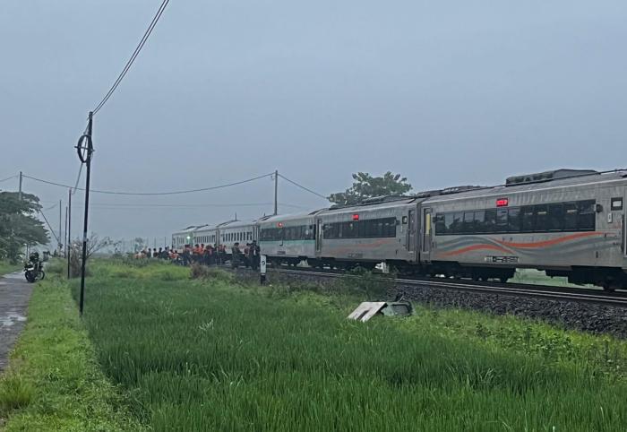 KA Menoreh Tertemper Truk di Cirebon, Asisten Masinis Luka