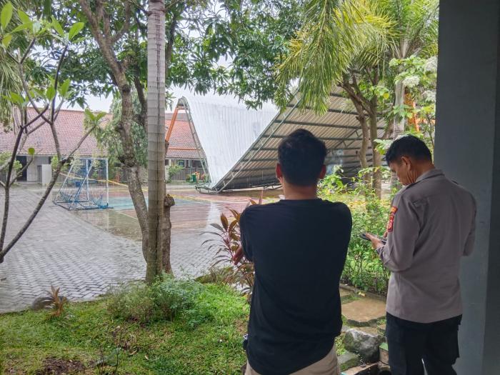Bangunan Outdoor SMAN Susukan Cirebon Ambruk Diterjang Angin, Tiga Siswa Sempat Terjebak