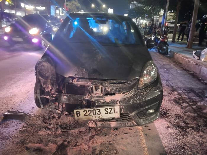 Korsleting Diduga Picu Kebakaran Mobil di Jalan Dr. Cipto Cirebon