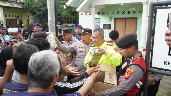Banjir Belum Surut, Polres Cirebon Kota Salurkan Bantuan untuk Warga Villa Intan Klayan