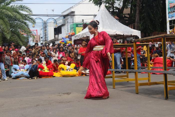 KAI Meriahkan Imlek 2577 dengan Atraksi Barongsai di Stasiun Cirebon