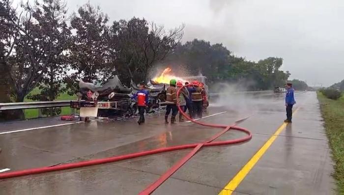 Percikan Roda Belakang Picu Kebakaran di Tol Cipali, Kendaraan Sempat Dialihkan ke Sumberjaya