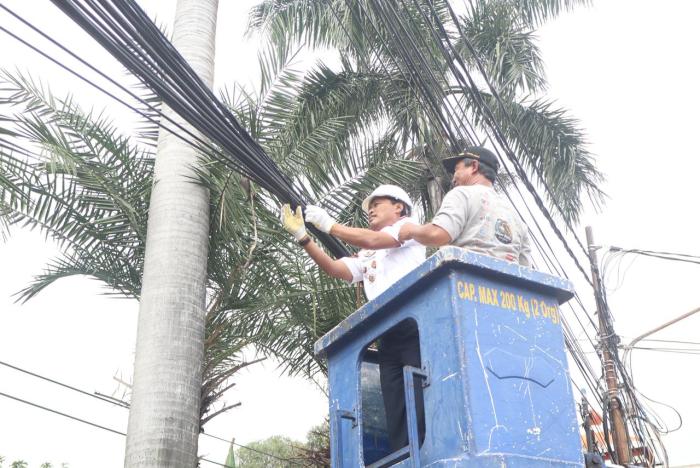 Wali Kota Cirebon Mulai Penataan Kabel Semrawut, Target 1 Kilometer per Hari