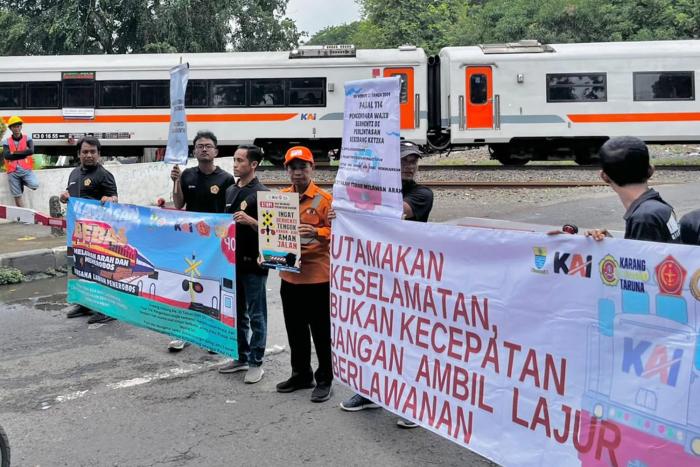 KAI Cirebon Gandeng Karang Taruna Edukasi Keselamatan di Perlintasan Rel