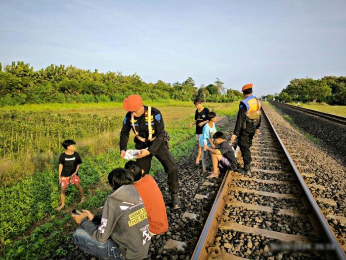 KAI Cirebon Ingatkan Bahaya Ngabuburit di Sekitar Jalur Kereta