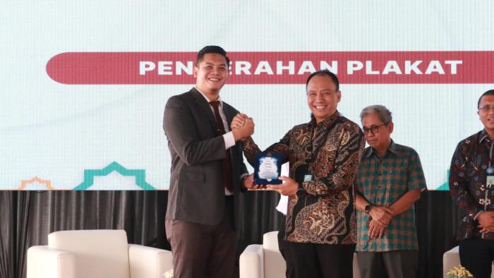 OJK Cirebon dan Komisi XI DPR RI Ajak Nelayan Gebang Mekar Lebih Melek Keuangan
