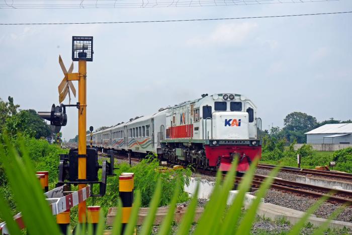 Selama Lebaran 2026, KAI Catat 171 Kereta Melintas Tiap Hari di Cirebon