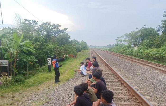 Warga Masih Kerap Beraktivitas di Rel, KAI Ingatkan Soal Keselamatan