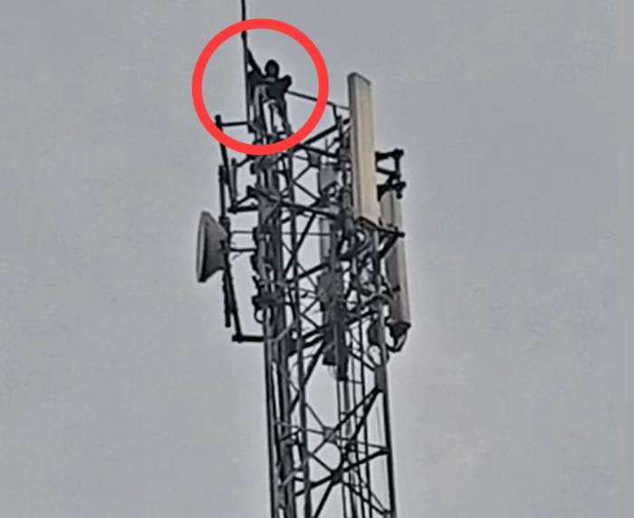 Tak Dibeliin Motor, Remaja di Cirebon Ngambek Lalu Panjat Tower