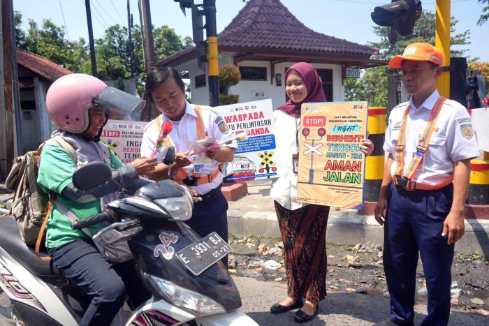 Hari Kartini, KAI Cirebon Ajak Penumpang Berani Lawan Pelecehan dan Tertib di Perlintasan