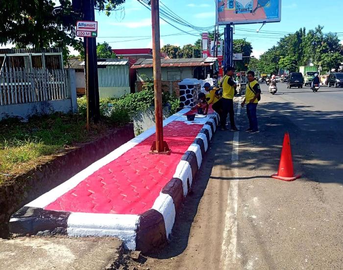 Trotoar Merah-Putih Mulai Percantik Sejumlah Jalan Provinsi di Cirebon