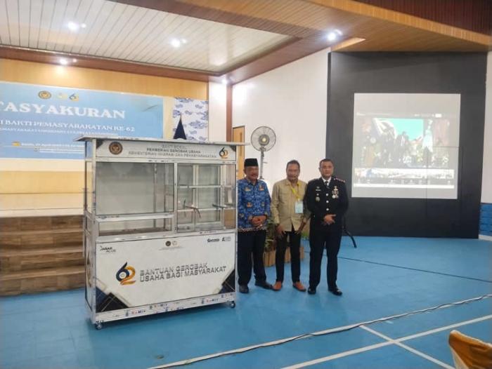 Hari Bakti Pemasyarakatan, Lapas Narkotika Cirebon Salurkan Gerobak Usaha untuk Warga