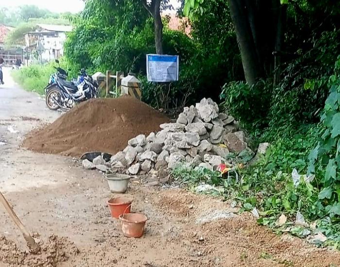 Proyek Drainase di Kalijaga Jadi Perhatian Warga, Material Diduga Bekas Bongkaran