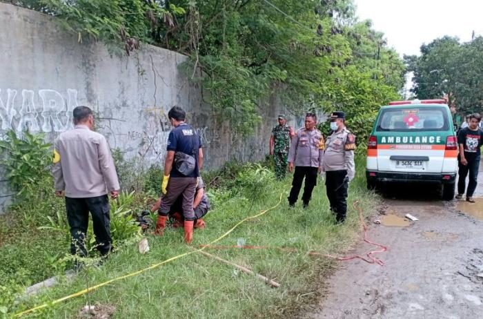 Mayat Pria Ditemukan di Selokan Mundu, Warga Sempat Cium Bau Menyengat