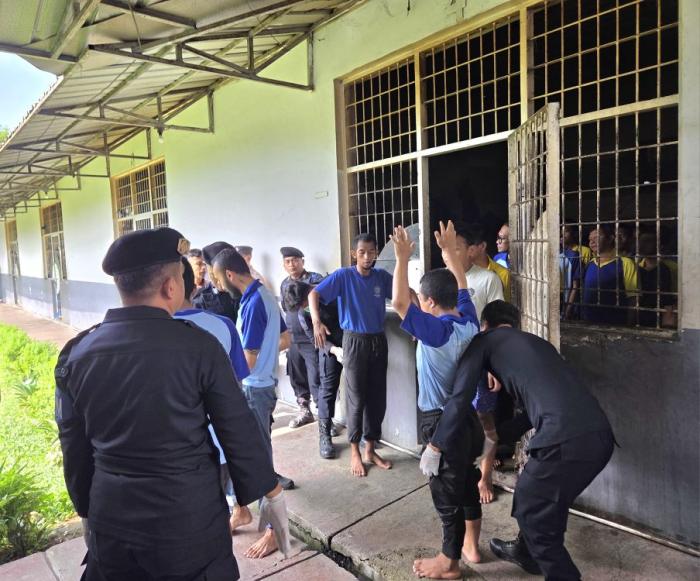 Usai Baca Ikrar Bersama, Petugas Lapas Narkotika Cirebon Langsung Geledah Kamar Hunian
