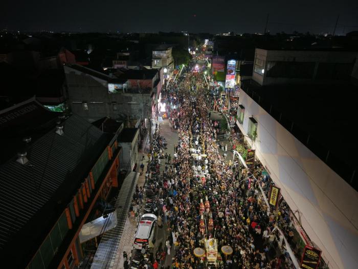 Warga Tumpah Ruah Saksikan Kirab Mahkota Binokasih di Kota Cirebon