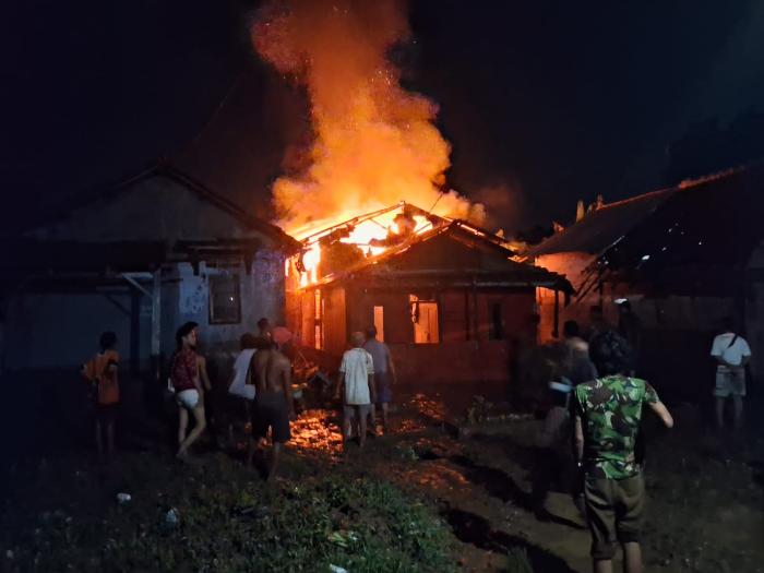Rumah Warga di Dukuh Semar Terbakar Usai Hujan Deras Guyur Kota Cirebon