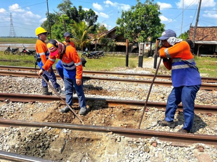 Perlintasan Liar di Patokbeusi Subang Ditutup KAI Daop 3 Cirebon