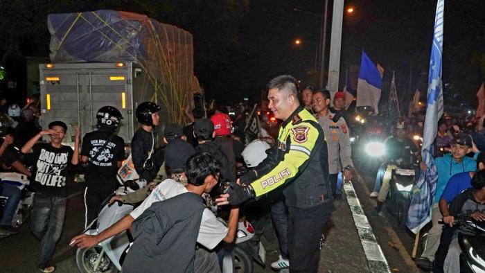 Bobotoh dan KNPI Apresiasi Polisi Kawal Perayaan Juara Persib di Kota Cirebon