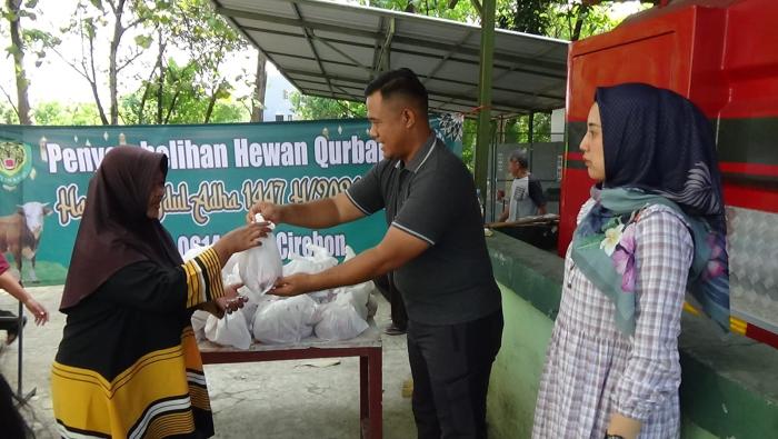 Warga Sekitar Makodim Antusias Terima Daging Kurban dari Kodim 0614/Kota Cirebon