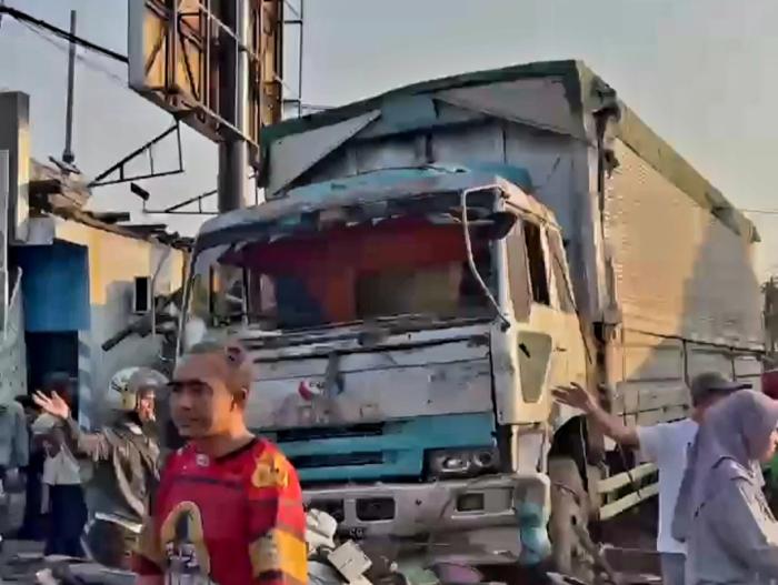 Rem Blong, Truk Kontainer Hantam Warung di Arjawinangun, Satu Orang Tewas