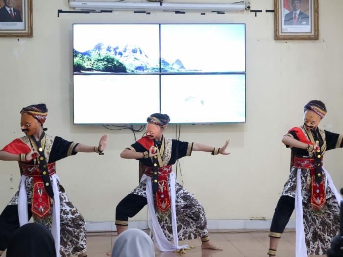Topeng Cirebon Bukan Sekadar Seni Pertunjukan, Simpan Nilai Filosofis dan Spiritual