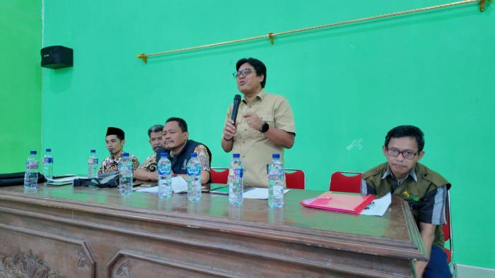 Program Bedah Rumah Menyasar 22 Warga Greged dan Beber, Wakil Ketua DPRD Ikut Mengawal