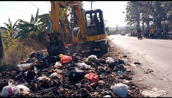 Sampah yang Menumpuk di Jalur Cirebon-Bandung Akhirnya Dibersihkan, CCTV hingga Denda Disiapkan