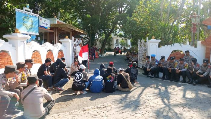Massa Desak Pemkot Cirebon Cabut Satgas Pajak, Prioritaskan Jalan dan Sampah
